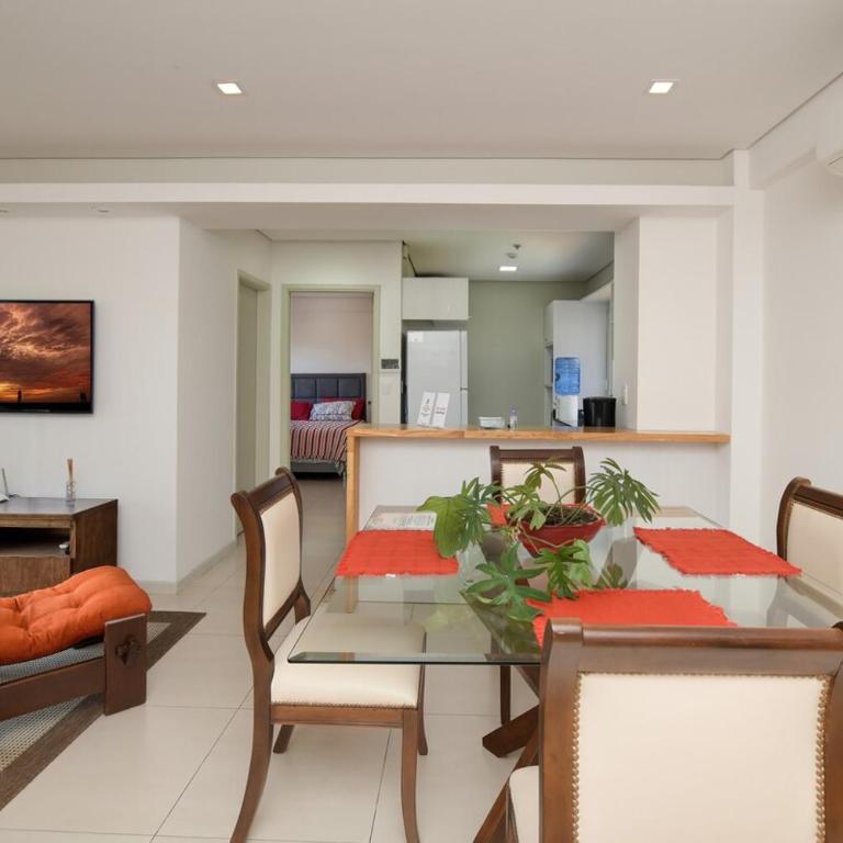 Urban One BR with Outdoor Pool Easy City Access - Apartment - 4