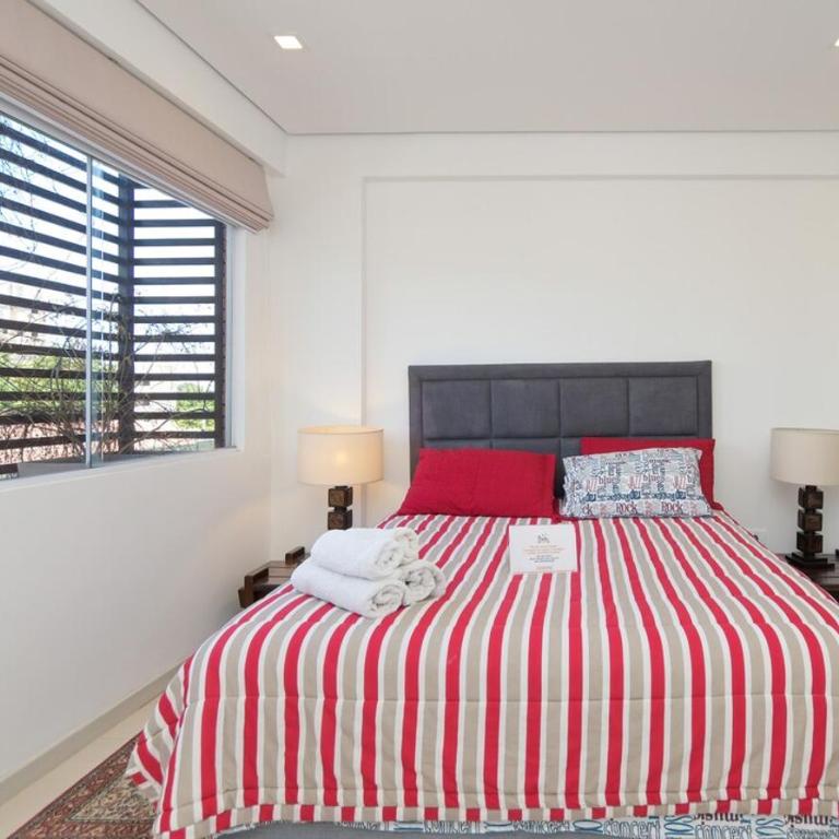Urban One BR with Outdoor Pool Easy City Access - Apartment - 7