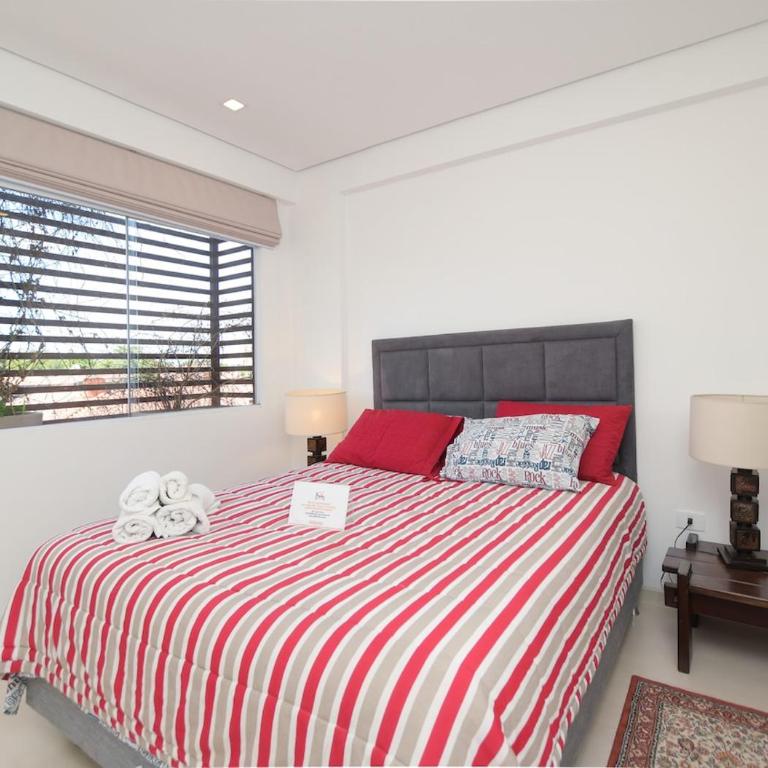 Urban One BR with Outdoor Pool Easy City Access - Apartment - 8