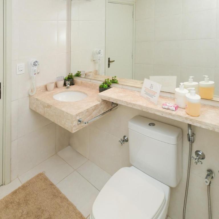 Urban One BR with Outdoor Pool Easy City Access - Apartment - 15