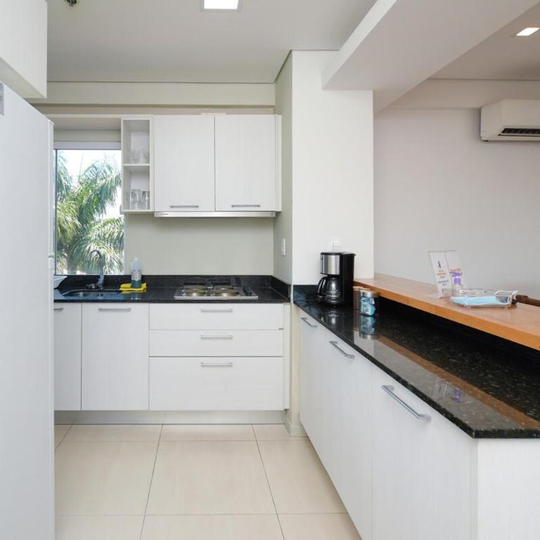 Urban One BR with Outdoor Pool Easy City Access - Apartment - 17