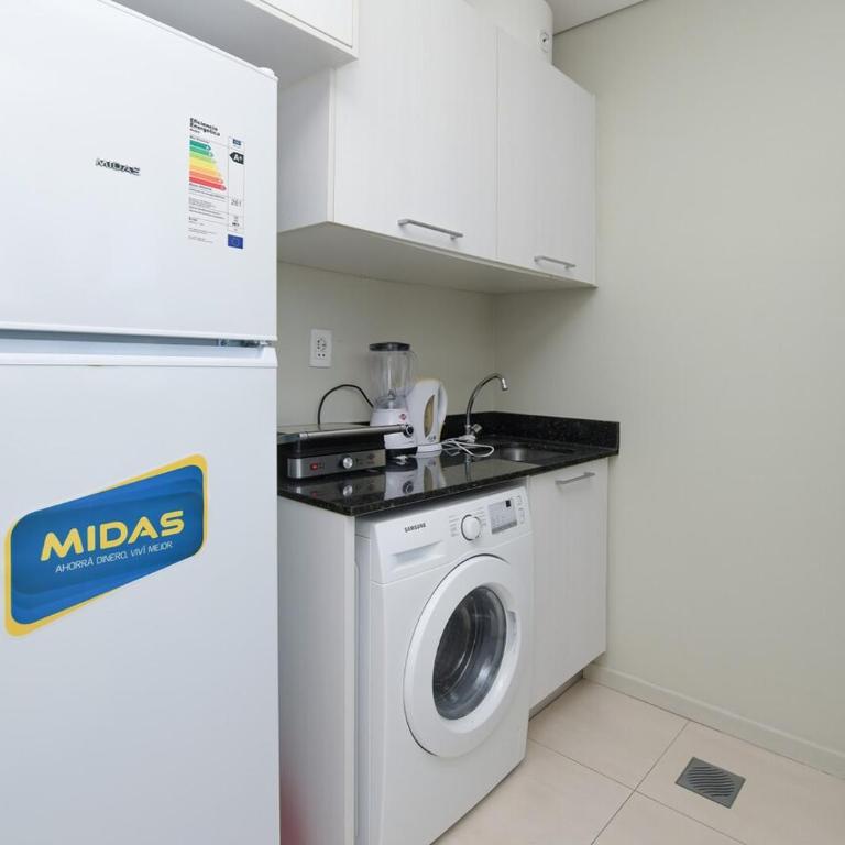 Urban One BR with Outdoor Pool Easy City Access - Apartment - 20