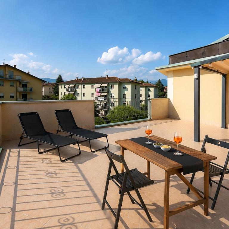 Terrazzo Panoramico, Design, Parcheggio, AC - Lucca - Appartamento con 2 Camere da Letto, Balcone e Terrazza - 2