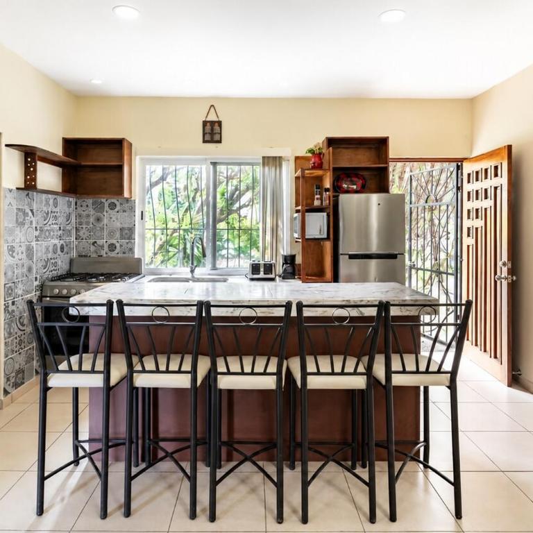 Delfin, at Casa Tres Soles Hideaway, 2Bedroom 2 Bath, Pool, near Beach and Downtown Bucerias - Apartamento de 2 dormitorios - 72