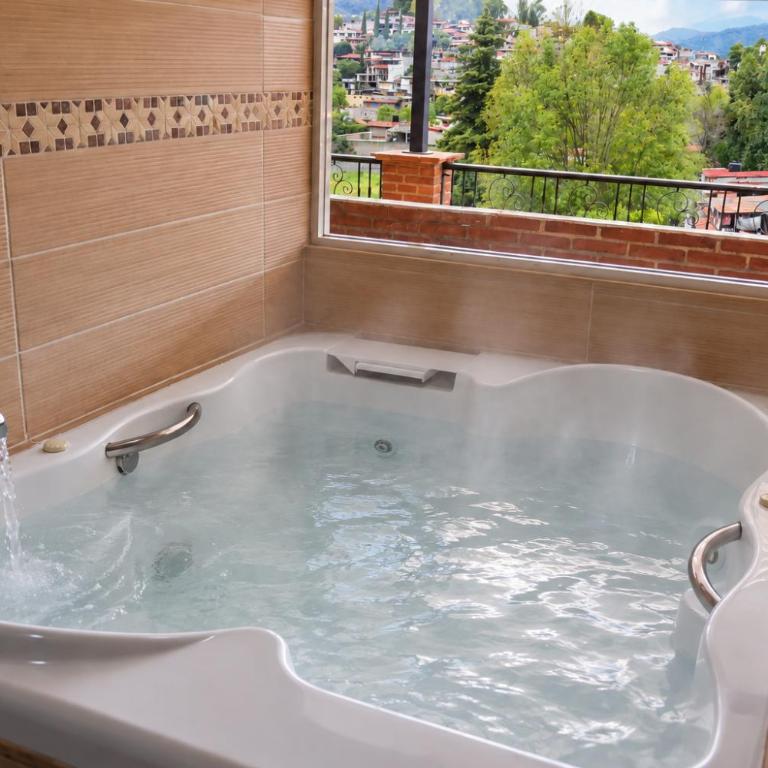Hotel Tierras Blancas - Habitación con cama extragrande y bañera de hidromasaje - 1