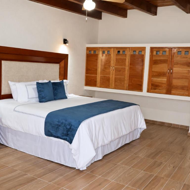 Hotel Tierras Blancas - Habitación con cama extragrande y bañera de hidromasaje - 4