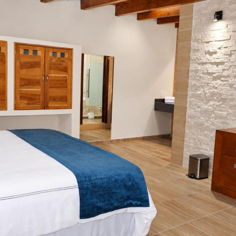 Hotel Tierras Blancas - Habitación con cama extragrande y bañera de hidromasaje - 5