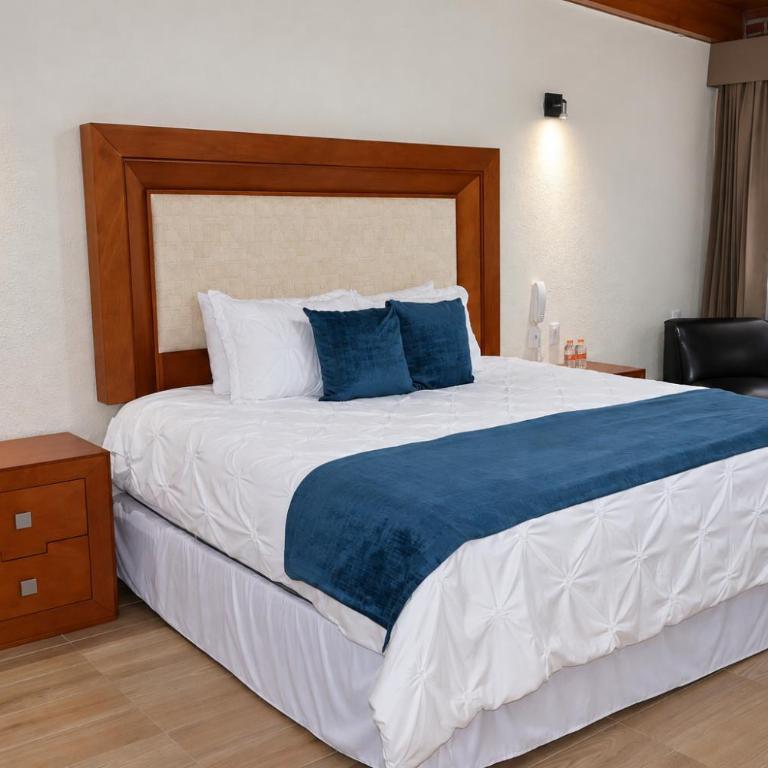 Hotel Tierras Blancas - Habitación con cama extragrande y bañera de hidromasaje - 6