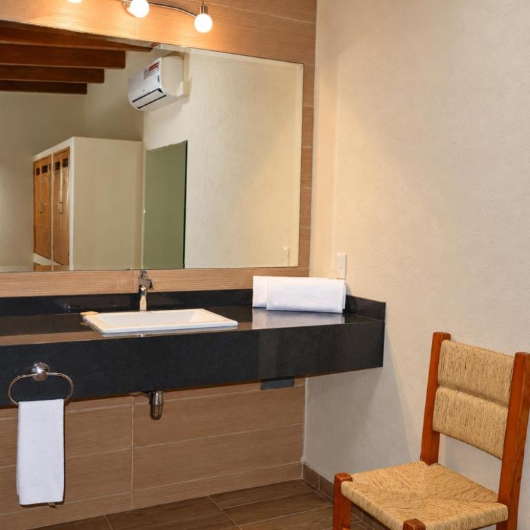 Hotel Tierras Blancas - Habitación con cama extragrande y bañera de hidromasaje - 7