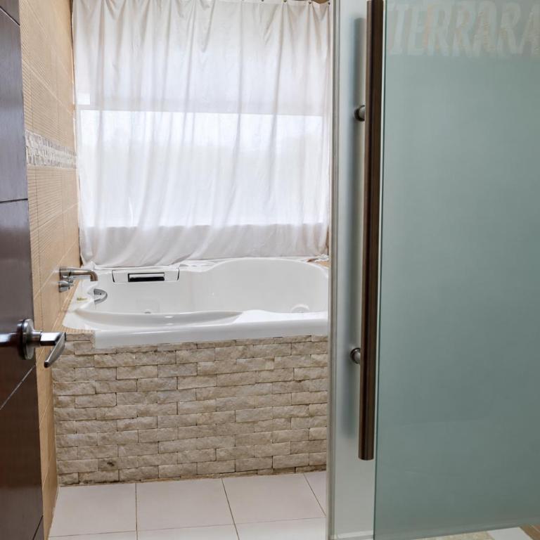 Hotel Tierras Blancas - Habitación con cama extragrande y bañera de hidromasaje - 8