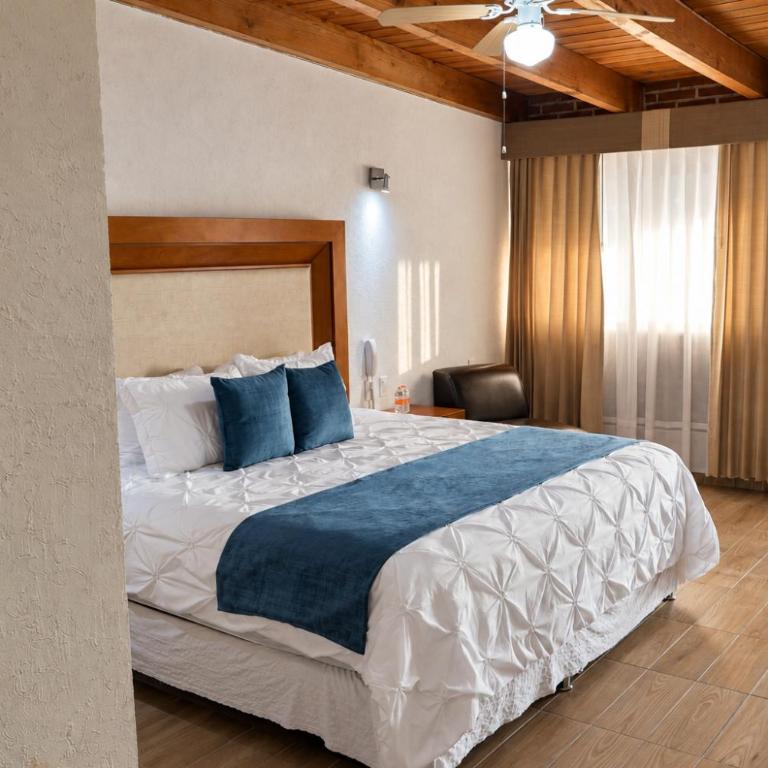 Hotel Tierras Blancas - Habitación con cama extragrande y bañera de hidromasaje - 9