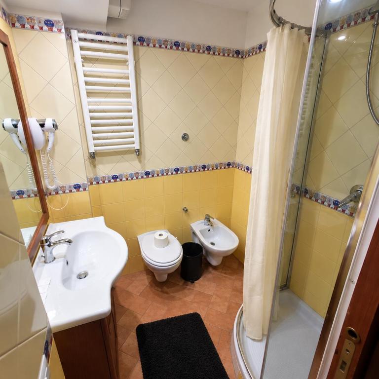 STAR HOTEL ROMA - Vierbettzimmer mit eigenem Bad - 9