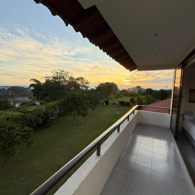 Finca en pereira con piscina y cancha de futbol - Villa - 10