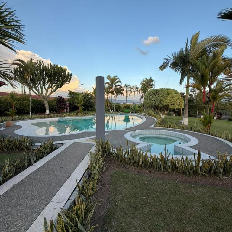 Finca en pereira con piscina y cancha de futbol - Villa - 7