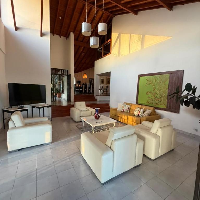 Finca en pereira con piscina y cancha de futbol - Villa - 2