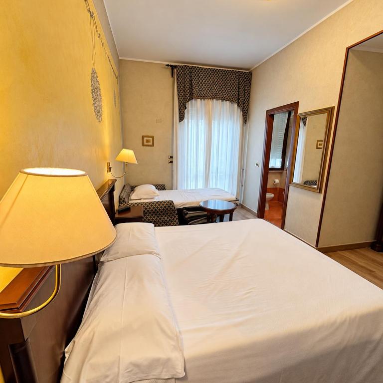 Hotel Lugana Parco Al Lago - Camera Tripla Superior con Vista Lago - 1
