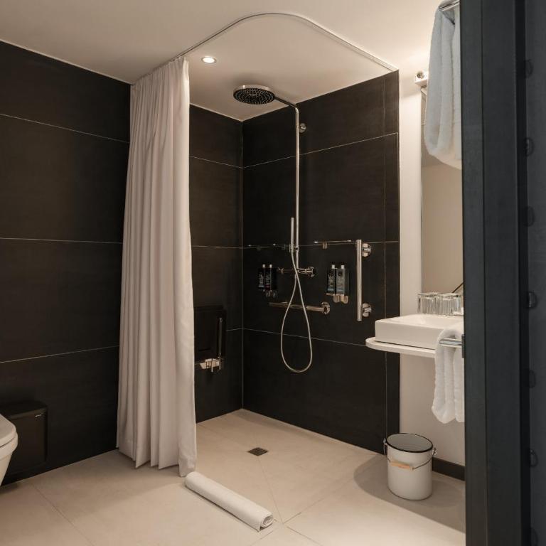 Ruby Lilou Hotel Marseille by IHG - Ruby's Choice Upgraded Room - 6