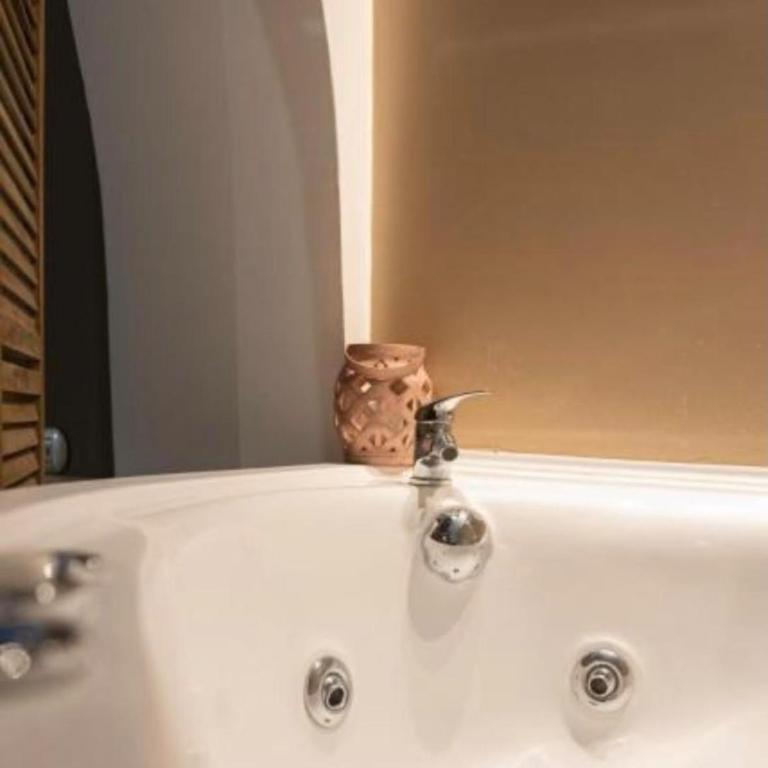 Trastevere Suites - Suite Deluxe con Vasca Idromassaggio - 28