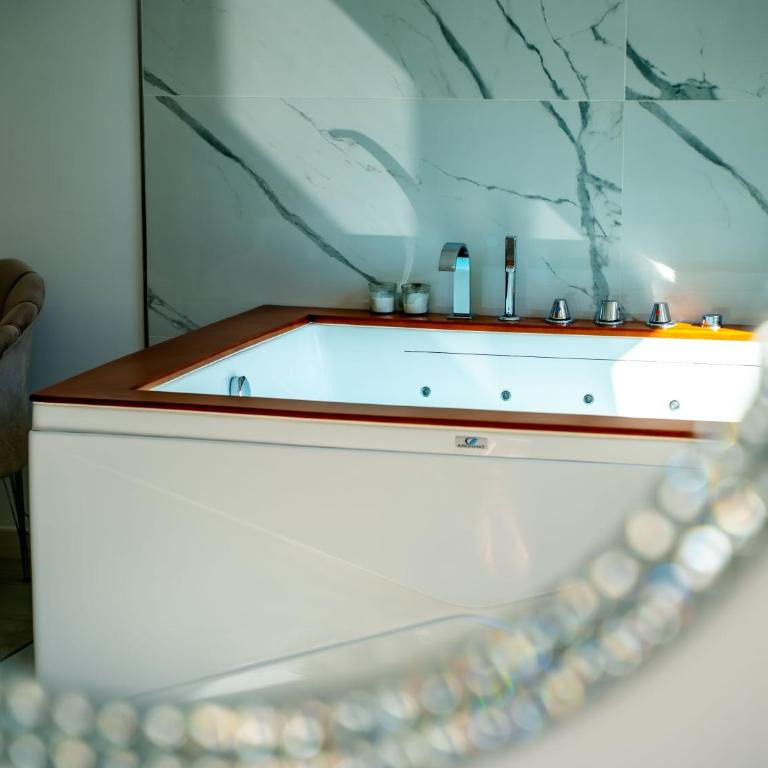 Yllen Rooms - Suite Deluxe con Vasca Idromassaggio - 11