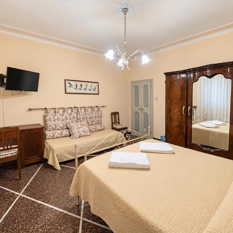 Antica Corte di Pisa PER SOLE COPPIE, Vicino a Stazione Treni e 20 minuti a piedi da Piazza dei Miracoli - Doppelzimmer mit eigenem externen Bad - 2