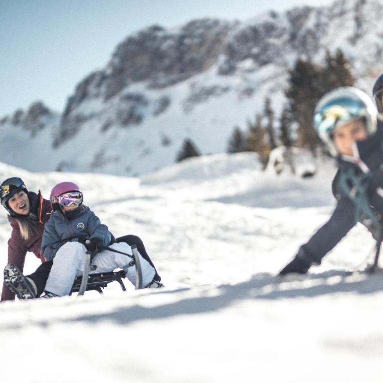 Winterstimmung in Meran - Bergblick - 3 Schlafzimmer für Familien & Freunde - 100 m2 für 6 Gäste - Große Küche & Esstisch für 6 - Restaurants, Altstadt & Weihnachtsmarkt zu Fuß - Privatparkplatz - Bahnhof & Skibus 4 Min - Südtirol Guest Pass inklusive - Appartamento con Vista Montagna - 67