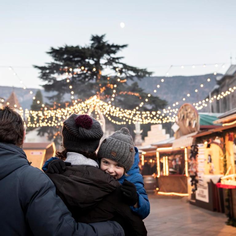 Winterstimmung in Meran - Bergblick - 3 Schlafzimmer für Familien & Freunde - 100 m2 für 6 Gäste - Große Küche & Esstisch für 6 - Restaurants, Altstadt & Weihnachtsmarkt zu Fuß - Privatparkplatz - Bahnhof & Skibus 4 Min - Südtirol Guest Pass inklusive - Appartamento con Vista Montagna - 60