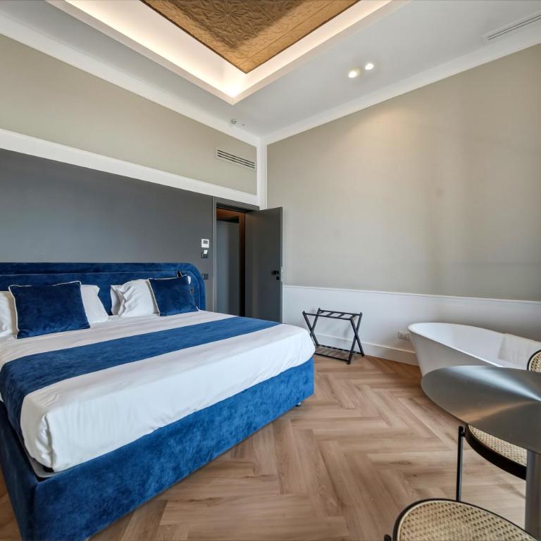 Palazzo Montella - Junior Suite with Sea View and Bathtub - 9