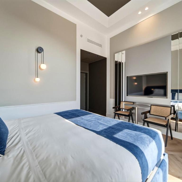 Palazzo Montella - King Double Room with Balcony and Sidesea View with Spa Bath - 11