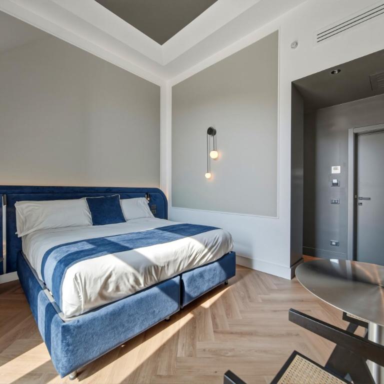 Palazzo Montella - King Double Room with Balcony and Sidesea View with Spa Bath - 10