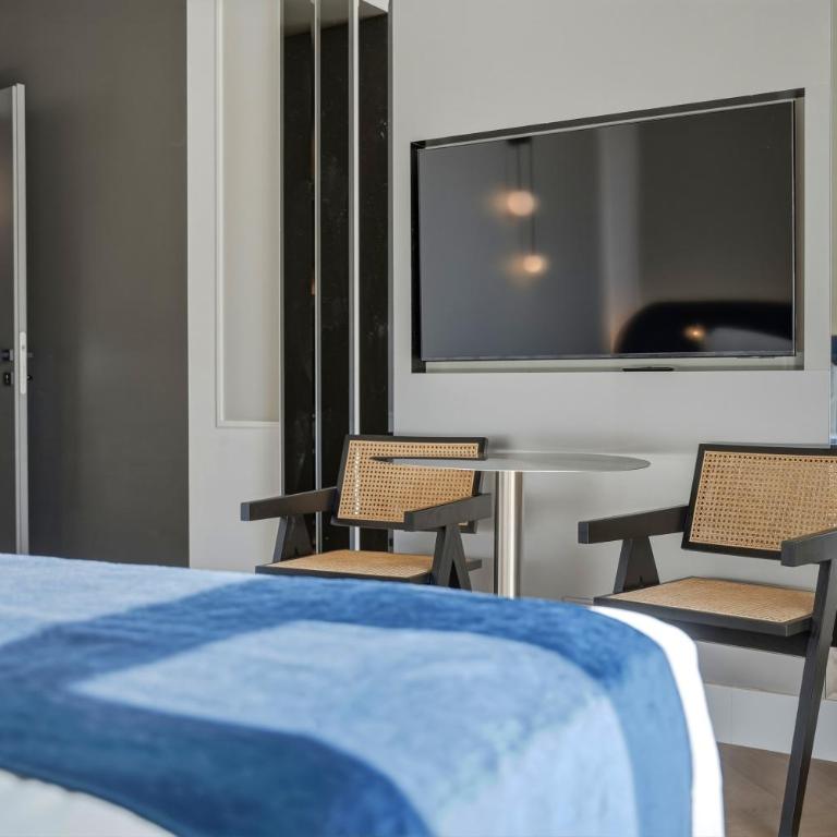 Palazzo Montella - King Double Room with Balcony and Sidesea View with Spa Bath - 8