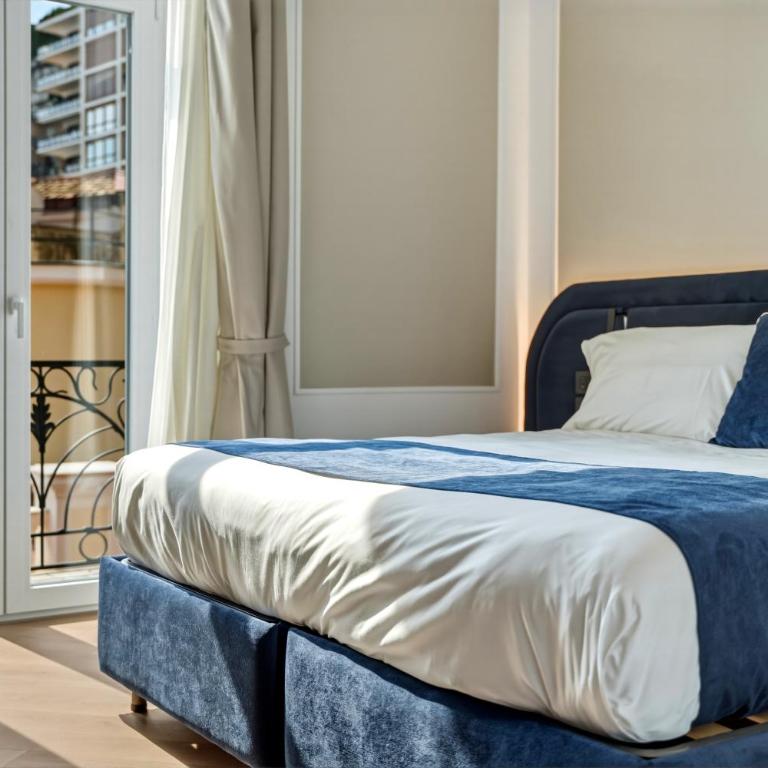 Palazzo Montella - King Double Room with Balcony and Sidesea View with Spa Bath - 4