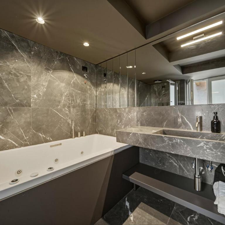 Palazzo Montella - King Double Room with Balcony and Sidesea View with Spa Bath - 6