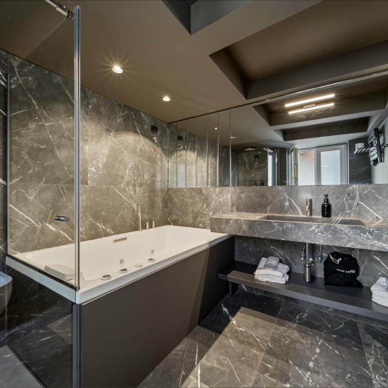 Palazzo Montella - King Double Room with Balcony and Sidesea View with Spa Bath - 5