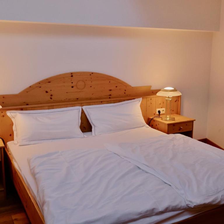 WestAlp - Three-Bedroom Apartment with Balcony and a Bathroom - 1