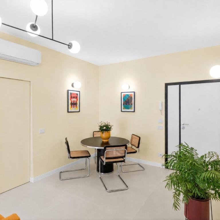Elegant 2BR Apt a few steps from Sorrento Centre - Three-Bedroom Apartment - 24