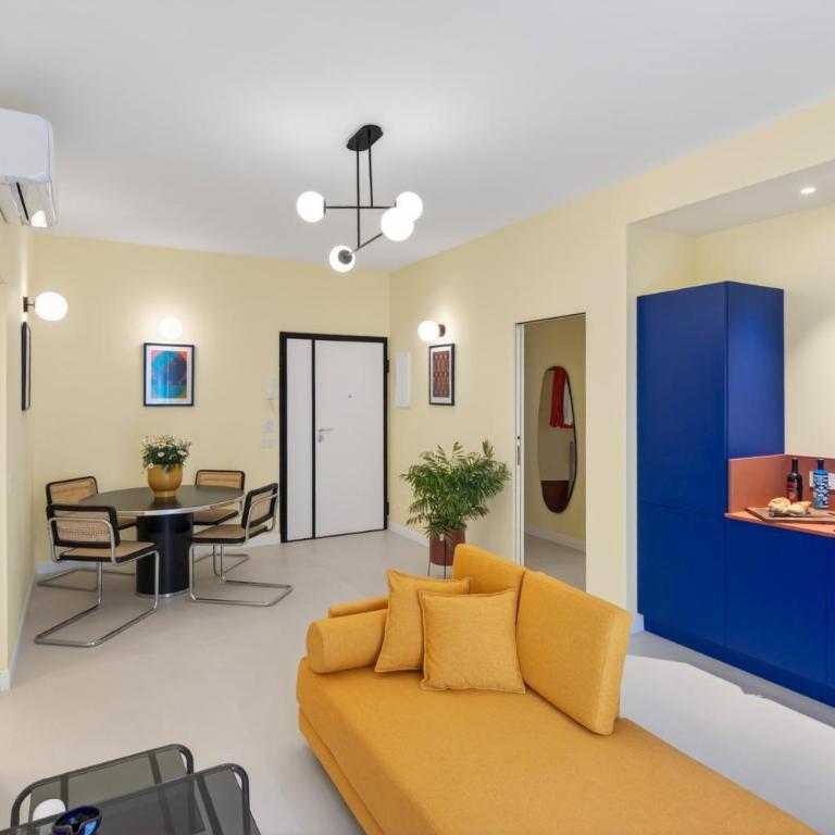 Elegant 2BR Apt a few steps from Sorrento Centre - Three-Bedroom Apartment - 19