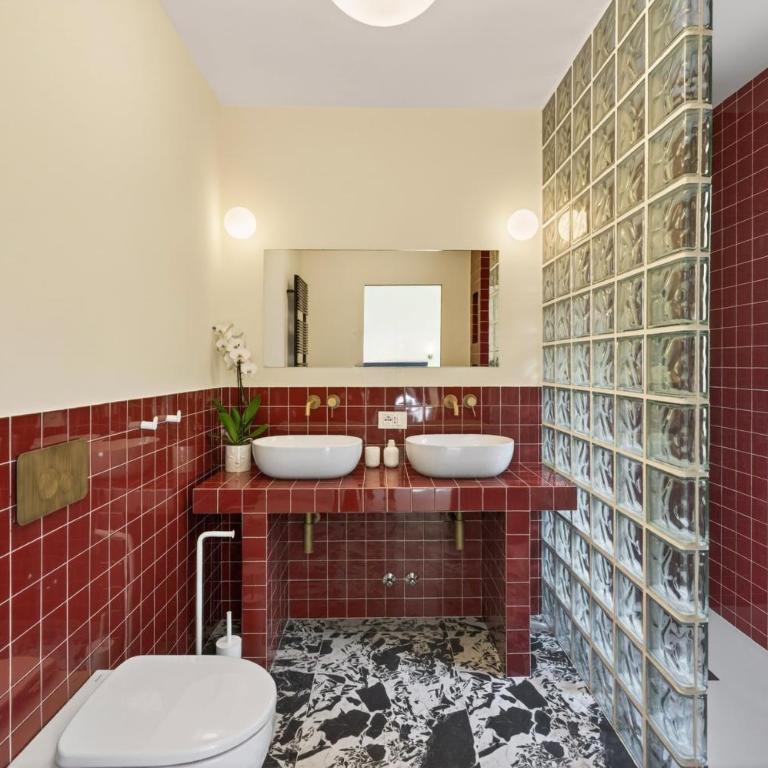 Elegant 2BR Apt a few steps from Sorrento Centre - Three-Bedroom Apartment - 8