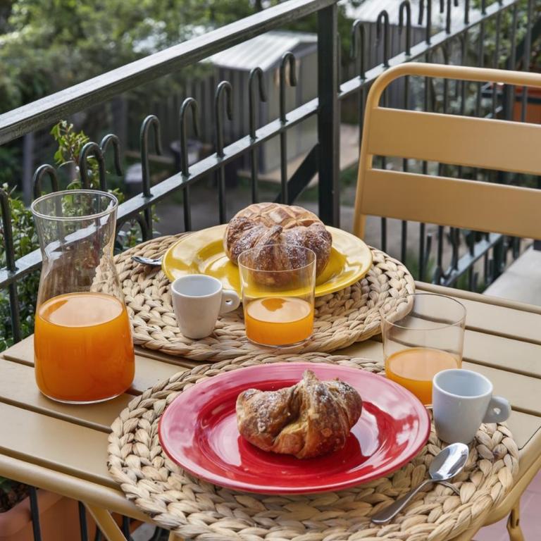 Elegant 2BR Apt a few steps from Sorrento Centre - Three-Bedroom Apartment - 11