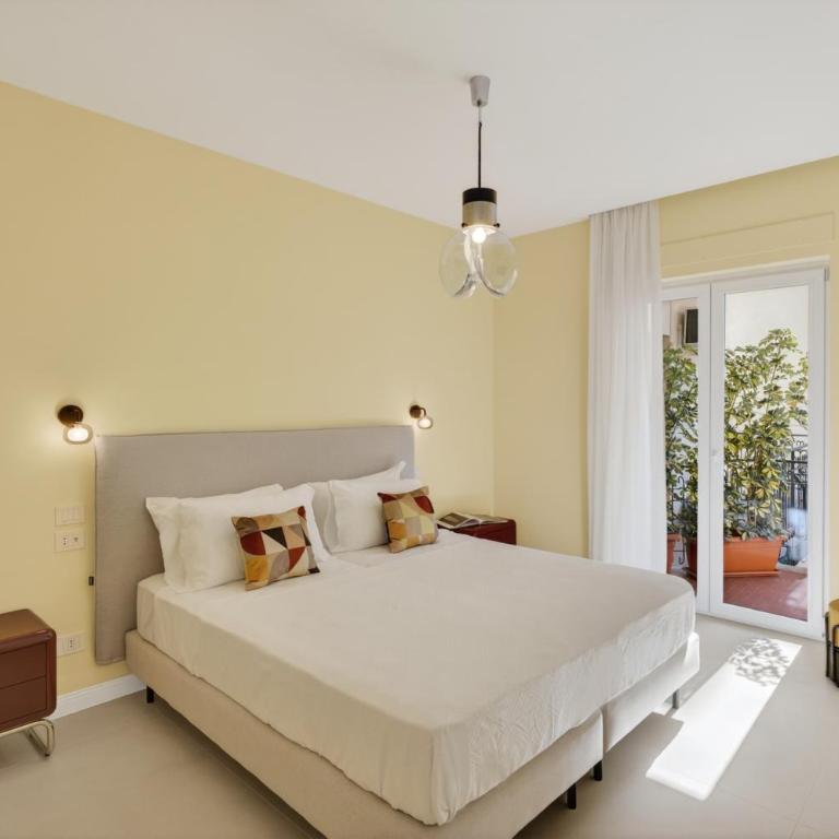 Elegant 2BR Apt a few steps from Sorrento Centre - Three-Bedroom Apartment - 23