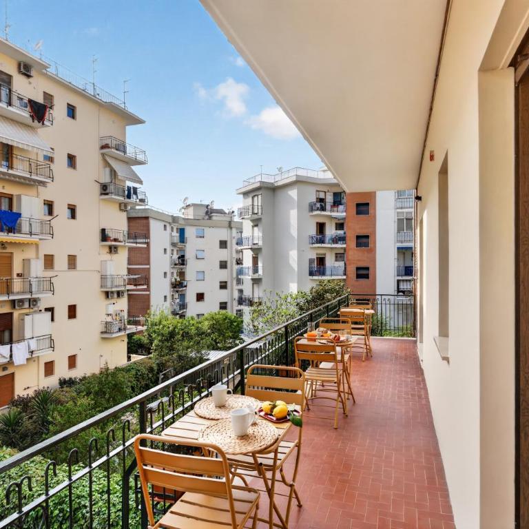 Elegant 2BR Apt a few steps from Sorrento Centre - Three-Bedroom Apartment - 7