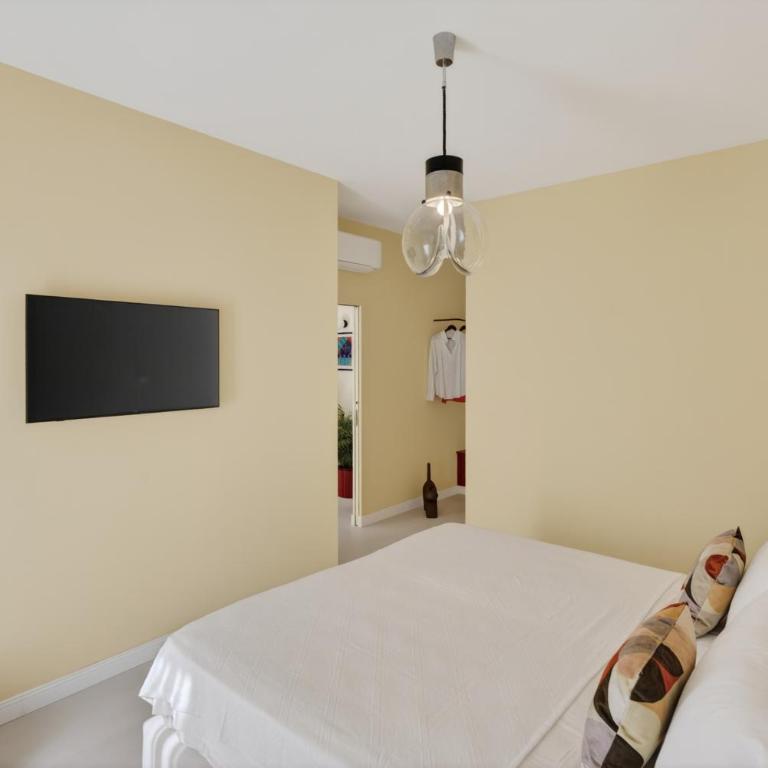 Elegant 2BR Apt a few steps from Sorrento Centre - Three-Bedroom Apartment - 26