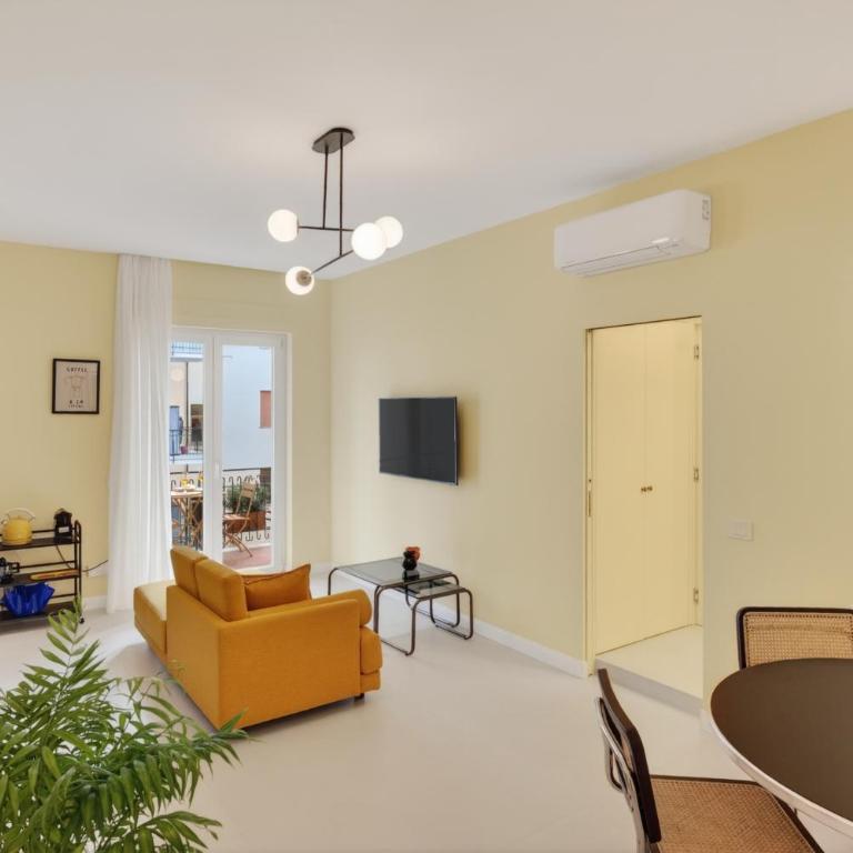 Elegant 2BR Apt a few steps from Sorrento Centre - Three-Bedroom Apartment - 9