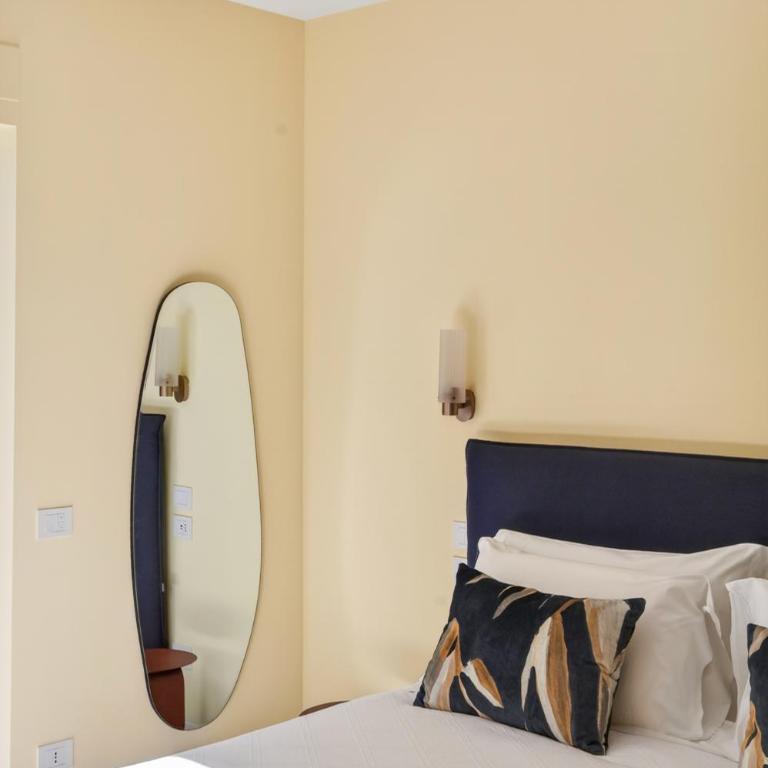 Elegant 2BR Apt a few steps from Sorrento Centre - Three-Bedroom Apartment - 15