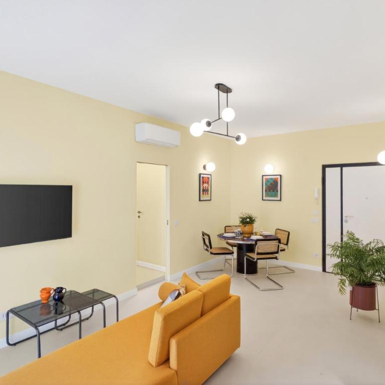 Elegant 2BR Apt a few steps from Sorrento Centre - Three-Bedroom Apartment - 13