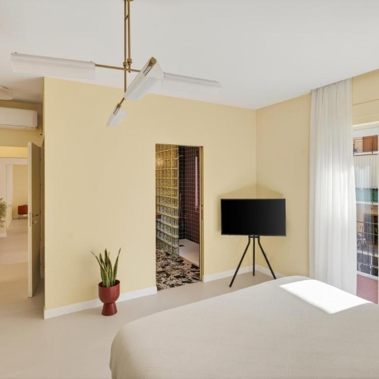 Elegant 2BR Apt a few steps from Sorrento Centre - Three-Bedroom Apartment - 16