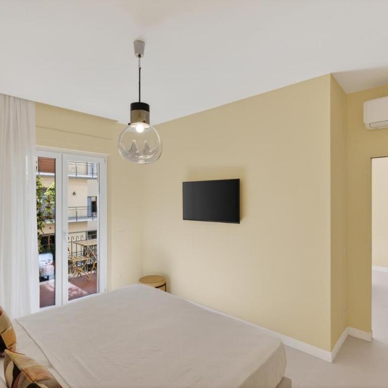 Elegant 2BR Apt a few steps from Sorrento Centre - Three-Bedroom Apartment - 18