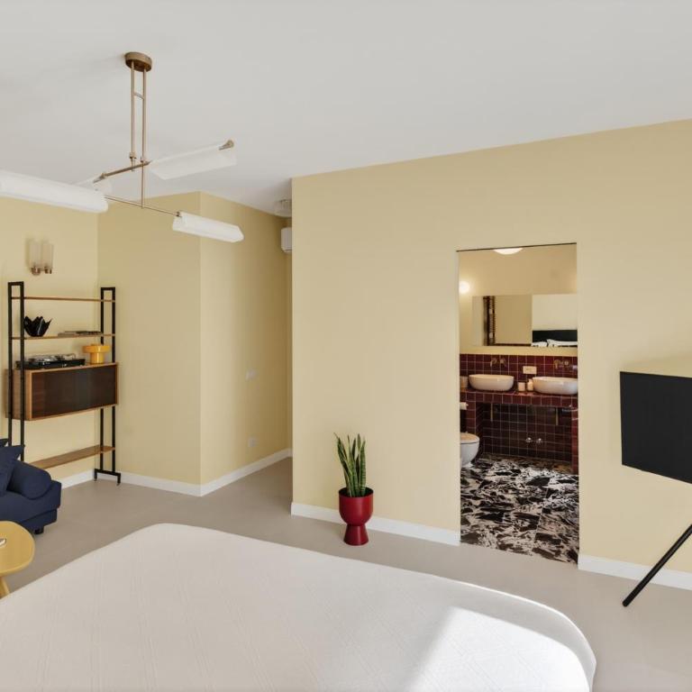 Elegant 2BR Apt a few steps from Sorrento Centre - Three-Bedroom Apartment - 21