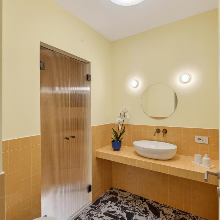 Elegant 2BR Apt a few steps from Sorrento Centre - Three-Bedroom Apartment - 27