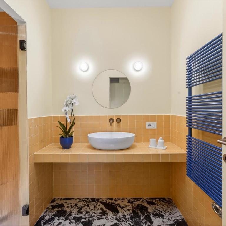 Elegant 2BR Apt a few steps from Sorrento Centre - Three-Bedroom Apartment - 28