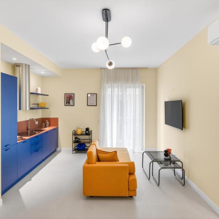 Elegant 2BR Apt a few steps from Sorrento Centre - Three-Bedroom Apartment - 33